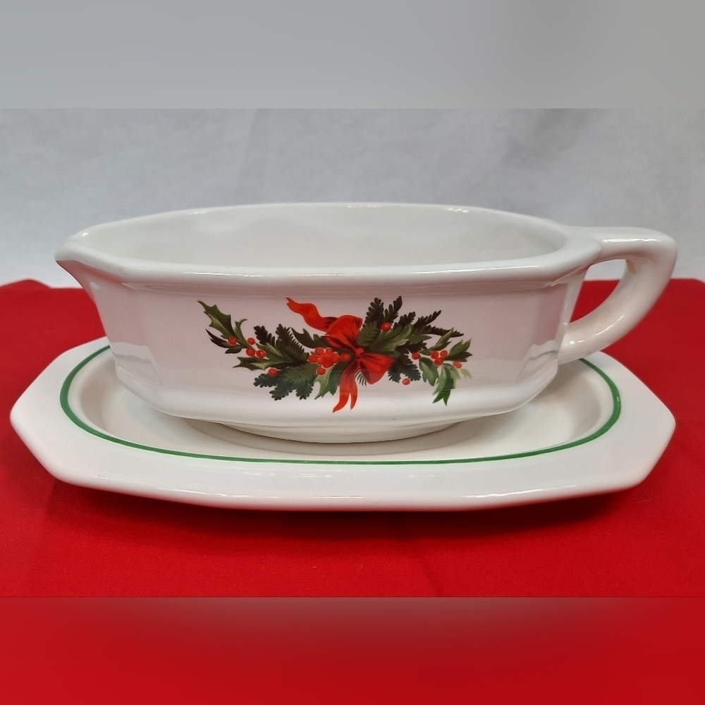 Pfaltzgraff Christmas Heritage Holly Gravy Boat with Tray Vintage Discontinued‎